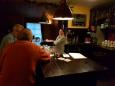 Monique verzorgt de bar